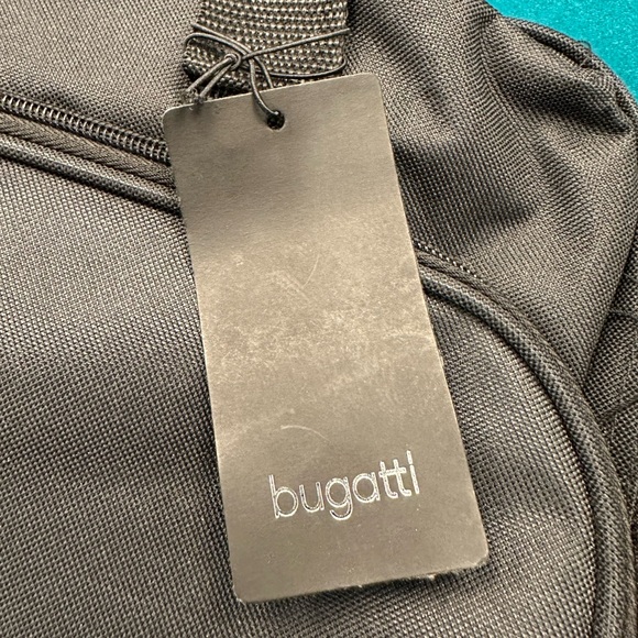 Bugatti Sports Bag BSB16 - Sleek and Versatile Travel Companion - Picture 2 of 5